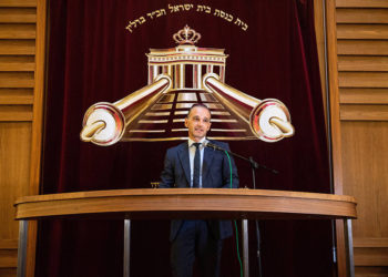 El ministro de Relaciones Exteriores de Alemania, Heiko Maas, pronuncia un discurso antes del servicio de oración organizado en solidaridad con el rabino Yehuda Teichtal en la sinagoga de Jabad Lubavitch en Berlín, el viernes | Foto: EPA / Omer Messinger