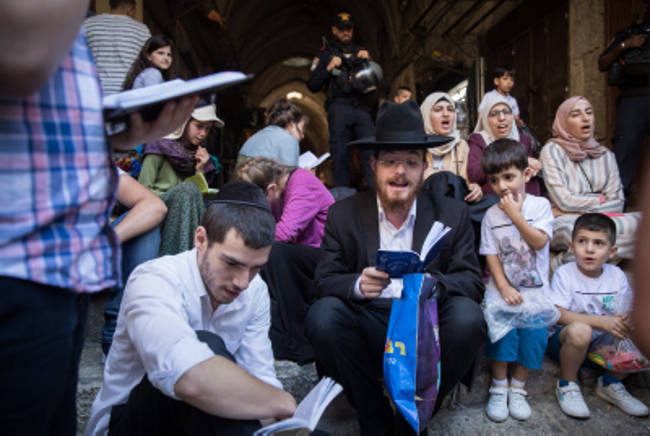 Los judíos rezan mientras los musulmanes gritan en árabe Dios es grande fuera del Monte del Templo en la Ciudad Vieja de Jerusalén el 11 de agosto de 2019. (Hadas Parush / Flash90)