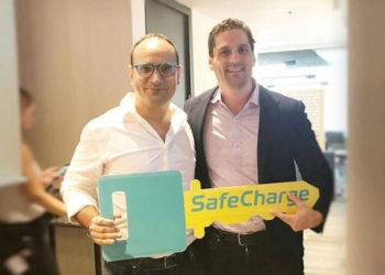 El CEO de SafeCharge, David Avgi, con el presidente de Nuvei, Philip Fayer | Captura de pantalla: SafeCharge