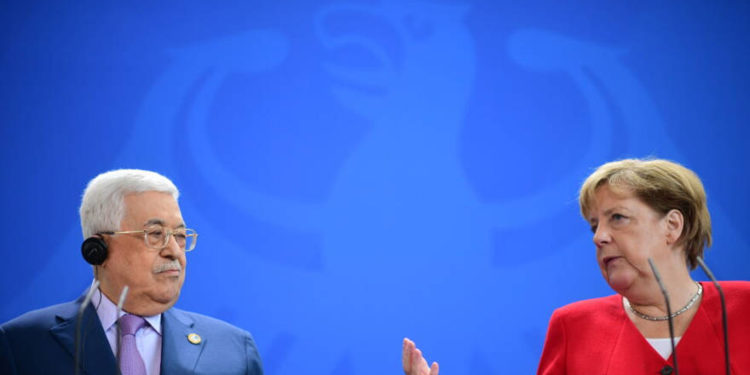 Abbas a Merkel: Reconocer a “Palestina” no contradice las negociaciones de paz con Israel