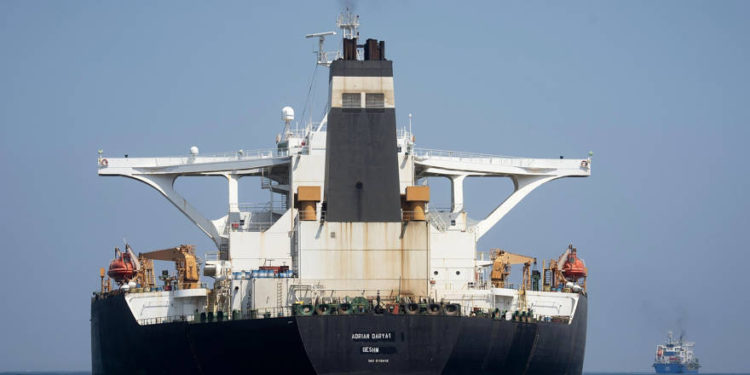 Una vista del súper buque tanque Grace 1 con el nombre 'Adrian Darya 1' sobre el lugar donde 'Grace 1' ya había sido ennegrecida se ve en el territorio británico de Gibraltar, 17 de agosto de 2019. (Marcos Moreno / AP)