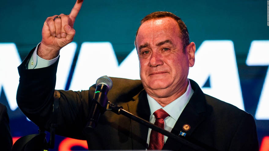 El presidente electo de Guatemala, Alejandro Giammattei, habla con sus partidarios en la sede de su campaña después de que cerraron las urnas el día de las elecciones en la Ciudad de Guatemala, 11 de agosto de 2019. (AP Photo / Oliver de Ros)