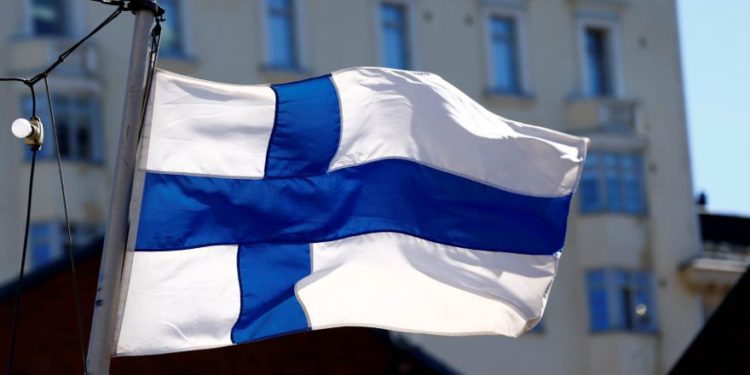 La bandera de Finlandia ondea en Helsinki, Finlandia, el 3 de mayo de 2017. (Crédito de la foto: INTS KALNINS / REUTERS)