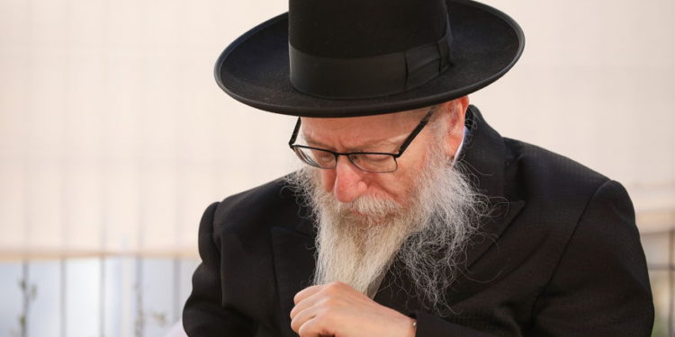 El viceministro de Salud, Yaakov Litzman, en la ceremonia de apertura de una nueva rama de su partido Agudath Israel, antes de las próximas elecciones, en la ciudad norteña de Safed, el 4 de julio de 2019. (David Cohen / Flash90)