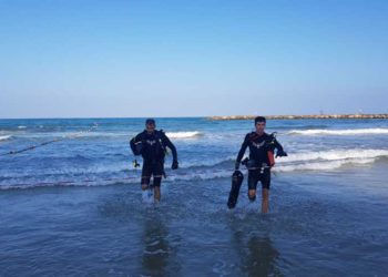 Fuerzas de rescate en busca de un nadador que desapareció en el mar frente a Tel Aviv el 20 de agosto de 2019. (Flash90)