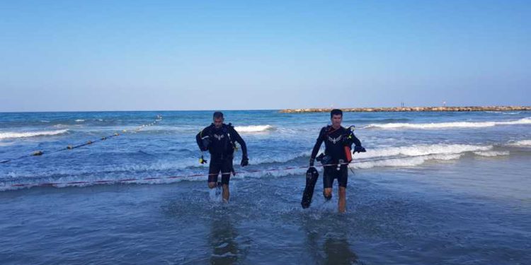 Fuerzas de rescate en busca de un nadador que desapareció en el mar frente a Tel Aviv el 20 de agosto de 2019. (Flash90)