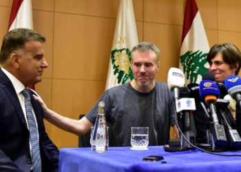 Kristian Lee Baxter (C), un canadiense anteriormente cautivo por el gobierno sirio, palmea el hombro del Jefe de Seguridad General libanés, general de división Abbas Ibrahim (L), durante una conferencia de prensa con el embajador de Canadá en el Líbano Emanuelle Lamoureux (R) , tras la liberación de Baxter después de un cautiverio de ocho meses, en la capital libanesa de Beirut el 9 de agosto de 2019. (Foto de MOHAMMAD AL-SAHILI / AFP)