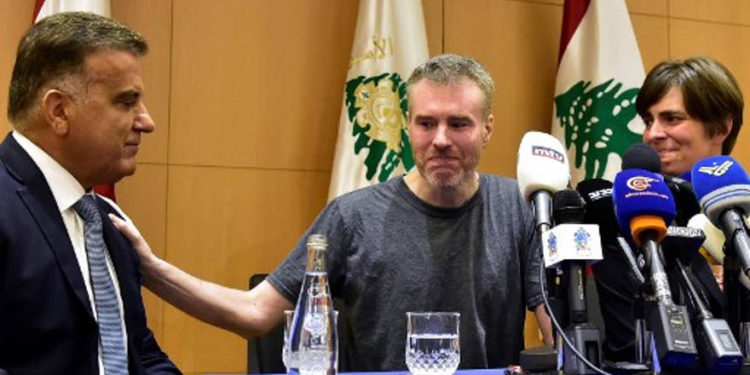 Kristian Lee Baxter (C), un canadiense anteriormente cautivo por el gobierno sirio, palmea el hombro del Jefe de Seguridad General libanés, general de división Abbas Ibrahim (L), durante una conferencia de prensa con el embajador de Canadá en el Líbano Emanuelle Lamoureux (R) , tras la liberación de Baxter después de un cautiverio de ocho meses, en la capital libanesa de Beirut el 9 de agosto de 2019. (Foto de MOHAMMAD AL-SAHILI / AFP)