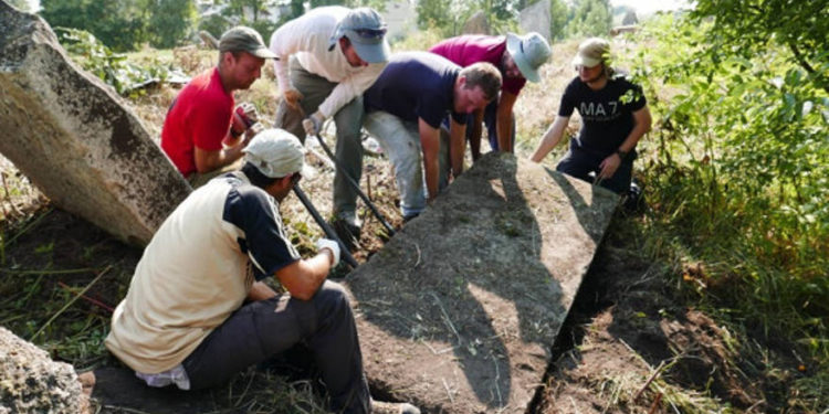 Se vuelven lápidas en un cementerio judío del siglo XVI en Busk, Ucrania | Foto: JCB / Boris Kaimovich