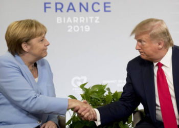 La canciller alemana, Angela Merkel, a la izquierda, y el presidente de los Estados Unidos, Donald Trump, hablan durante una reunión bilateral en el tercer día de la Cumbre anual del G7 en Biarritz, suroeste de Francia, el 26 de agosto de 2019. (Nicholas Kamm / AFP)