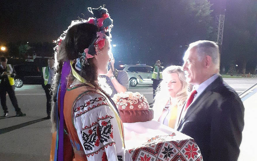 El primer ministro Benjamin Netanyahu y su esposa Sara son recibidos en el aeropuerto de Kiev por ucranianos vestidos con trajes tradicionales el 18 de agosto de 2019. (Raphael Ahren / Times of Israel)