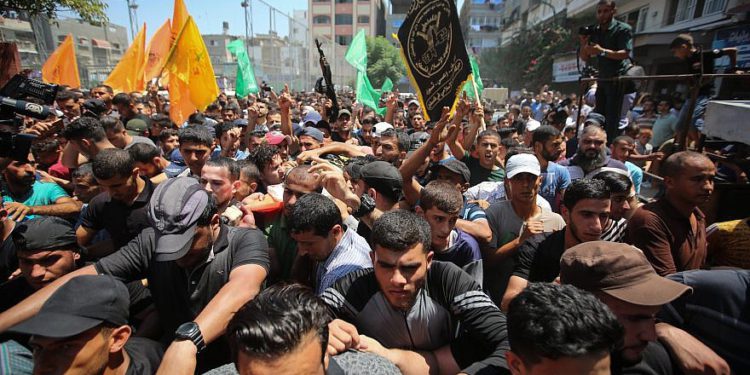 Los dolientes llevan el cuerpo del pistolero palestino Mohamad Al-Tramsi durante su funeral en la Franja de Gaza el 18 de agosto de 2019. Al-Tramsi fue asesinado junto con otros dos palestinos por los bombardeos de las FDI en respuesta a un intento de infiltración en Israel. Crédito: Hassan Jedi / Flash90.