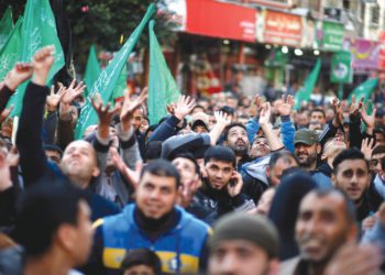 LOS APOYADORES HAMAS PALESTINOS en Gaza celebran el ataque terrorista de Ariel, a principios de esta semana. (Crédito de la foto: MOHAMMED SALEM / REUTERS)