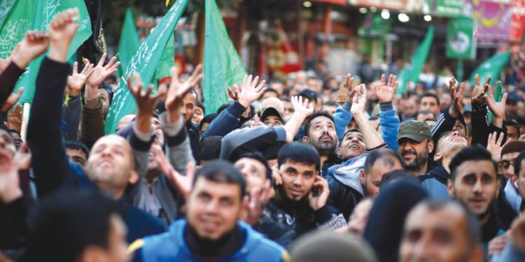 LOS APOYADORES HAMAS PALESTINOS en Gaza celebran el ataque terrorista de Ariel, a principios de esta semana. (Crédito de la foto: MOHAMMED SALEM / REUTERS)