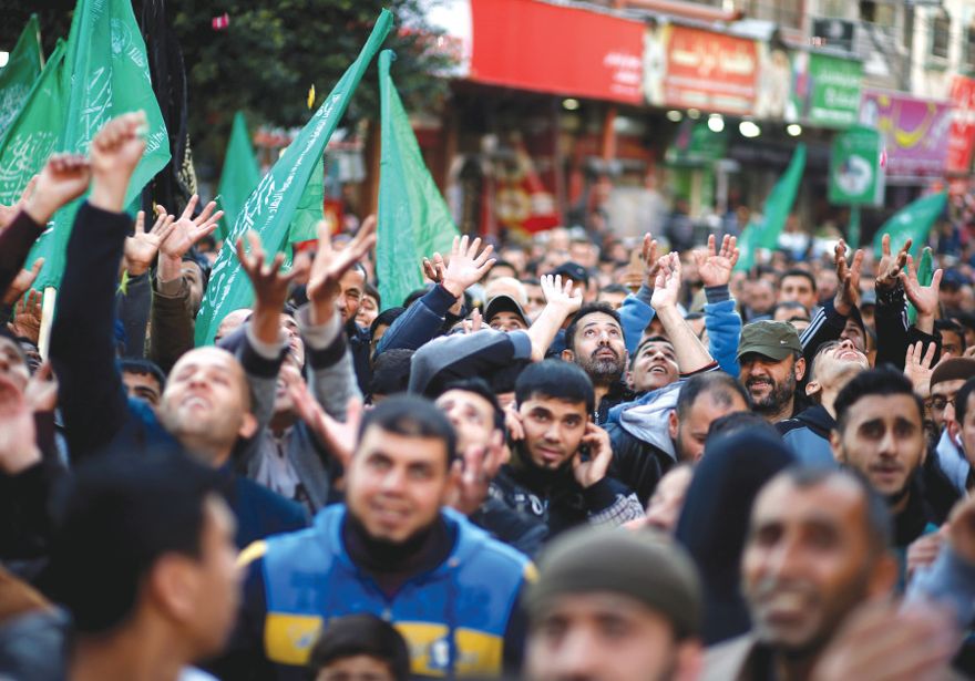 LOS APOYADORES HAMAS PALESTINOS en Gaza celebran el ataque terrorista de Ariel, a principios de esta semana. (Crédito de la foto: MOHAMMED SALEM / REUTERS)