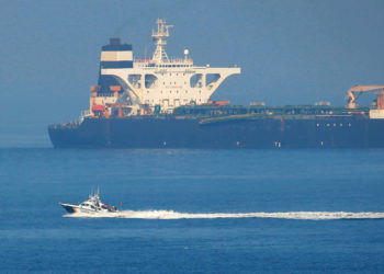 Un barco de la Guardia Civil española navega junto al buque petrolero iraní Grace 1, ya que se encuentra anclado después de ser capturado en julio por los Royal Marines británicos frente a las costas del territorio mediterráneo británico bajo sospecha de violar las sanciones contra Siria, en el estrecho de Gibraltar, en el sur de España. 13 de agosto de 2019. (crédito de la foto: JON NAZCA / REUTERS)