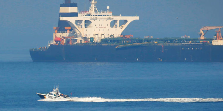 Un barco de la Guardia Civil española navega junto al buque petrolero iraní Grace 1, ya que se encuentra anclado después de ser capturado en julio por los Royal Marines británicos frente a las costas del territorio mediterráneo británico bajo sospecha de violar las sanciones contra Siria, en el estrecho de Gibraltar, en el sur de España. 13 de agosto de 2019. (crédito de la foto: JON NAZCA / REUTERS)