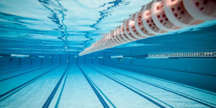 Piscina bajo el agua ilustrativa. (crédito de la foto: INGIMAGE)