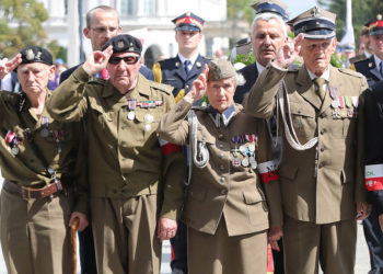 Los funcionarios polacos y los veteranos de guerra rinden homenaje a una fuerza clandestina de la Segunda Guerra Mundial que colaboró ​​con las fuerzas nazis alemanas hacia el final de la guerra en Varsovia, Polonia, el 11 de agosto de 2019. (Foto AP / Czarek Sokolowski)