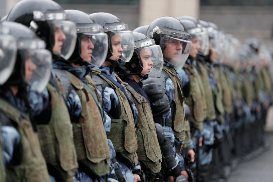 La policía antidisturbios rusa observa una manifestación contra Putin en Moscú el sábado. FOTO: YURI KOCHETKOV / SHUTTERSTOCK