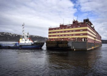 En esta foto de archivo tomada el 19 de mayo de 2018, la unidad de energía flotante (FPU) Akademik Lomonosov está siendo remolcada al amarre Atomflot de la ciudad portuaria rusa de Murmansk (Alexander NEMENOV / AFP)