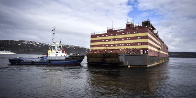 En esta foto de archivo tomada el 19 de mayo de 2018, la unidad de energía flotante (FPU) Akademik Lomonosov está siendo remolcada al amarre Atomflot de la ciudad portuaria rusa de Murmansk (Alexander NEMENOV / AFP)