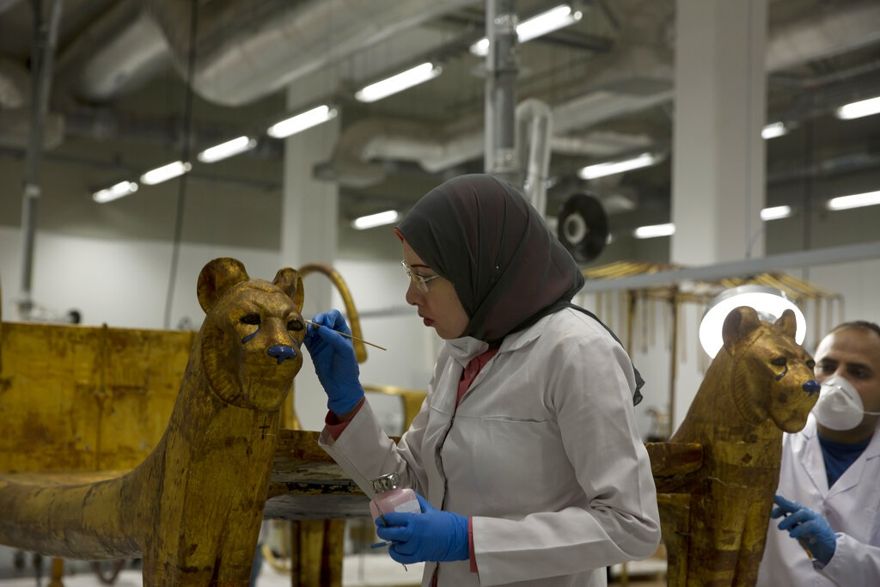 Un trabajador restaura un artefacto en el centro de conservación del Gran Museo Egipcio en Giza, el domingo | Foto: Foto AP / Maya Alleruzzo