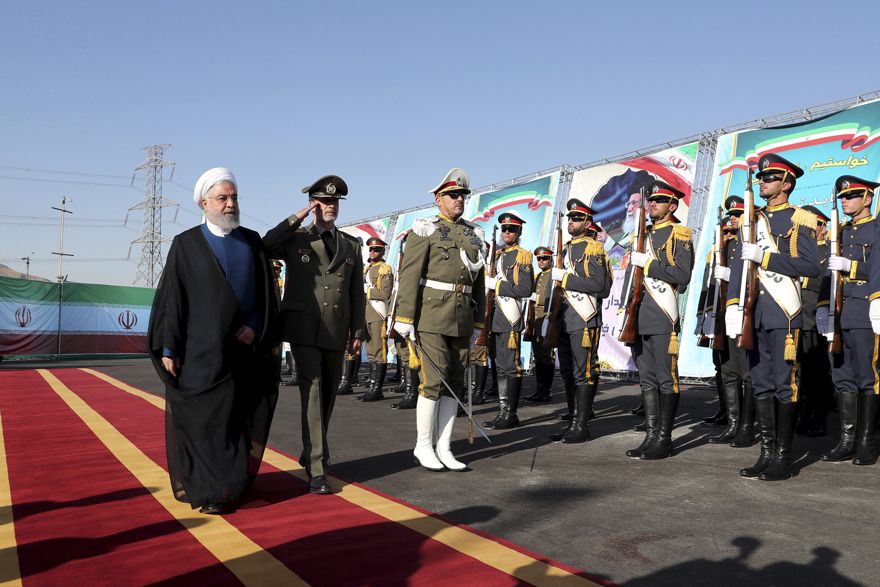 En esta foto publicada por el sitio web oficial de la oficina de la Presidencia iraní, el presidente Hassan Rouhani, a la izquierda, revisa a un guardia de honor mientras está acompañado por su ministro de Defensa, el general Amir Hatami, durante una ceremonia para presentar el sistema Bavar-373 hecho en Irán. antimisiles, Irán, jueves 22 de agosto de 2019. (Oficina de la Presidencia iraní a través de AP)