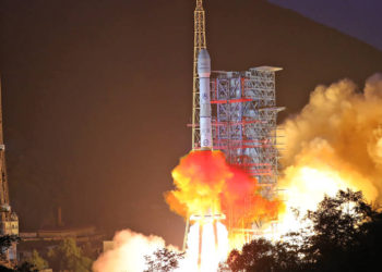 Un cohete Long March 3B que transporta el satélite de comunicaciones Chinasat-18 despega del Centro de Lanzamiento de Satélites Xichang en la provincia china de Sichuan el 19 de agosto de 2019. (Imagen: © Imagine China / Newscom)