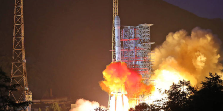 Un cohete Long March 3B que transporta el satélite de comunicaciones Chinasat-18 despega del Centro de Lanzamiento de Satélites Xichang en la provincia china de Sichuan el 19 de agosto de 2019. (Imagen: © Imagine China / Newscom)