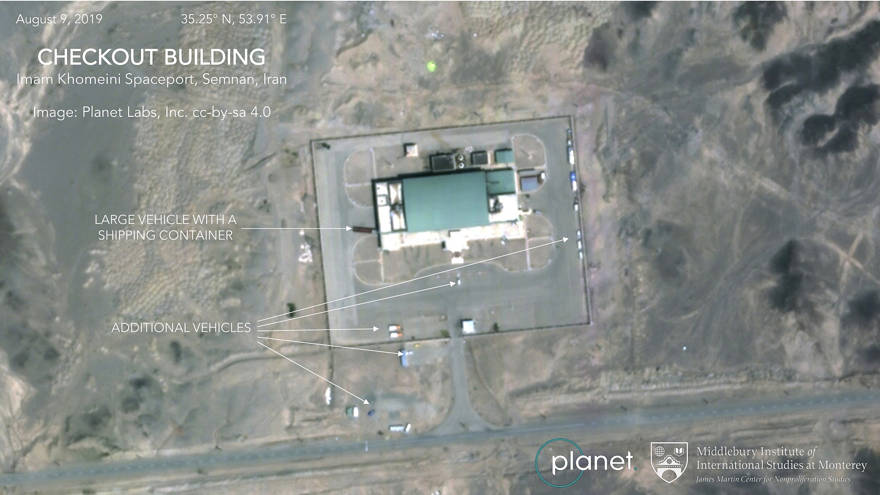 Una imagen satelital de Planet Labs Inc., que ha sido publicada por expertos en el Centro James Martin para Estudios de No Proliferación en el Instituto Middlebury de Estudios Internacionales en California, muestra actividad en el Centro Espacial Imam Khameini en la provincia de Semnan en Irán. Irán parece estar preparándose para intentar otro lanzamiento de satélite después de fallar dos veces este año para poner uno en órbita, el 9 de agosto de 2019. (Planet Labs Inc, Middlebury Institute of International Studies vía AP)