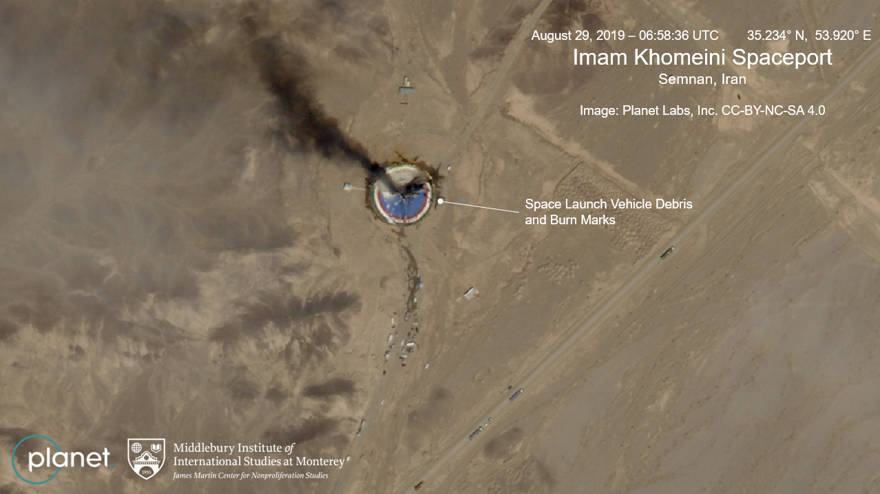 Esta imagen satelital de Planet Labs Inc., que ha sido comentada por expertos en el Centro James Martin para Estudios de No Proliferación en el Instituto Middlebury de Estudios Internacionales, muestra un incendio en una plataforma de lanzamiento de cohetes en el Centro Espacial Imam Khomeini en la provincia de Semnan en Irán en agosto 29, 2019. (Planet Labs Inc, Middlebury Institute of International Studies vía AP)