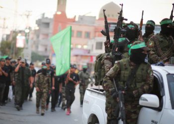 Miembros de las Brigadas Ezzedine al-Qassam, el ala militar del grupo terrorista islamista Hamas, participan en una marcha en la ciudad de Gaza, el 25 de julio de 2019. (Hassan Jedi / Flash90)