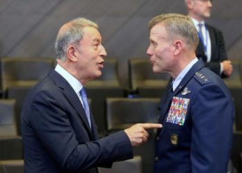 El ministro de Defensa turco, Hulusi Akar, y el comandante supremo aliado de Europa, el general de la Fuerza Aérea de EE. UU. Tod Wolters, hablan en una reunión de la OTAN en Bruselas el 26 de junio | Foto: Reuters / Francois Walschaerts