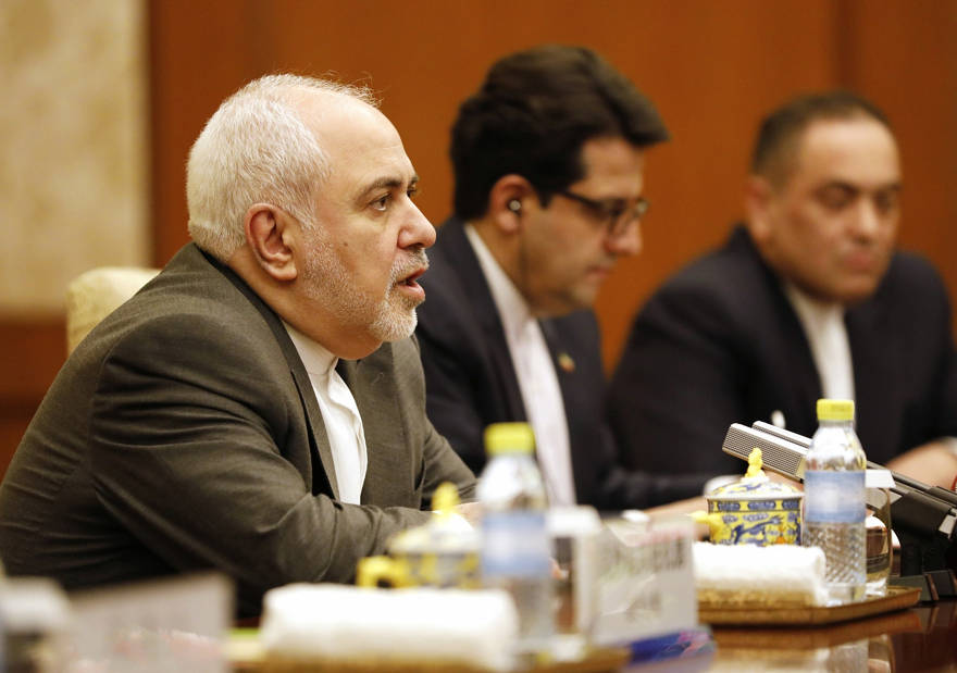 El ministro de Relaciones Exteriores iraní, Mohammad Javad Zarif, a la izquierda, habla con el ministro de Relaciones Exteriores chino, Wang Yi (no se muestra en la imagen) en la casa de huéspedes del estado de Diaoyutai en Beijing, 26 de agosto de 2019. (Cómo Hwee Young / Pool Photo vía AP)
