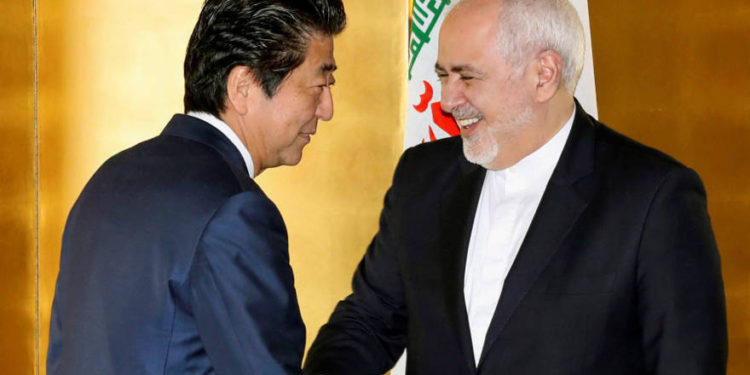 El primer ministro de Japón, Shinzo Abe, saluda al ministro de Relaciones Exteriores de Irán, Mohammad Javad Zarif, al comienzo de su reunión bilateral en Yokohama, al sur de Tokio, Japón, el 28 de agosto de 2019. (Crédito de la foto: KYODO / VIA REUTERS)