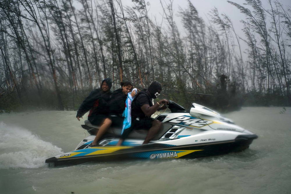 Tres personas escapan en una moto acuática (AP)