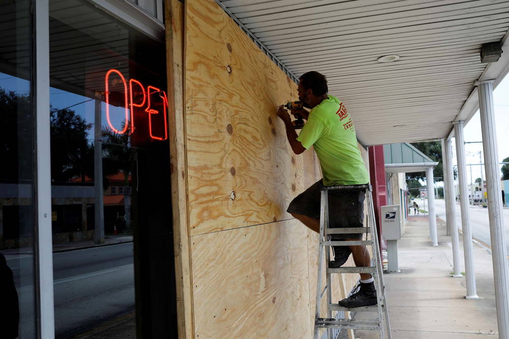 Un hombre se prepara en Florida (REUTERS/Marco Bello – RC116E272780/File Photo)