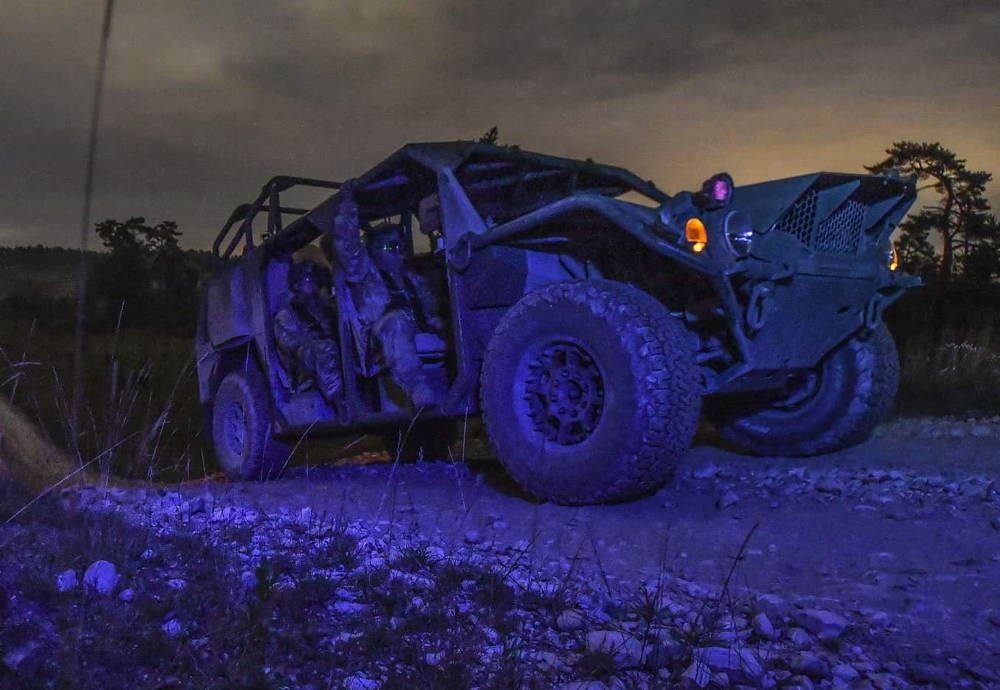 Paracaidistas de EE.UU. conducen de noche con los nuevos vehículos de movilidad terrestre del Ejército