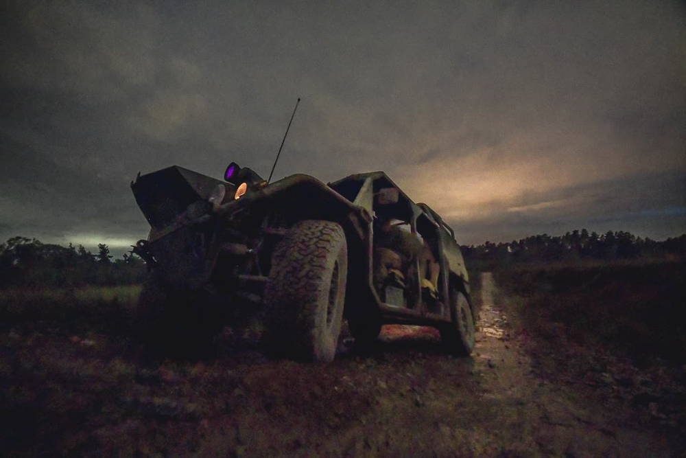 Paracaidistas de EE.UU. conducen de noche con los nuevos vehículos de movilidad terrestre del Ejército