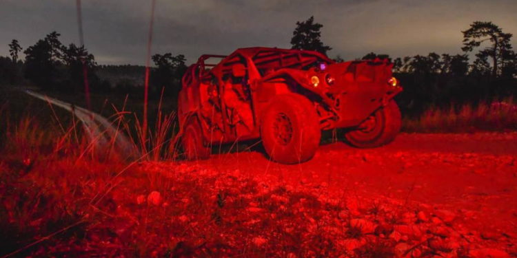 Paracaidistas de EE.UU. conducen de noche con los nuevos vehículos de movilidad terrestre del Ejército