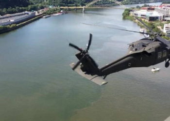 Helicópteros Black Hawks del Ejército de EE.UU. sobrevuelan el estadio Heinz Field