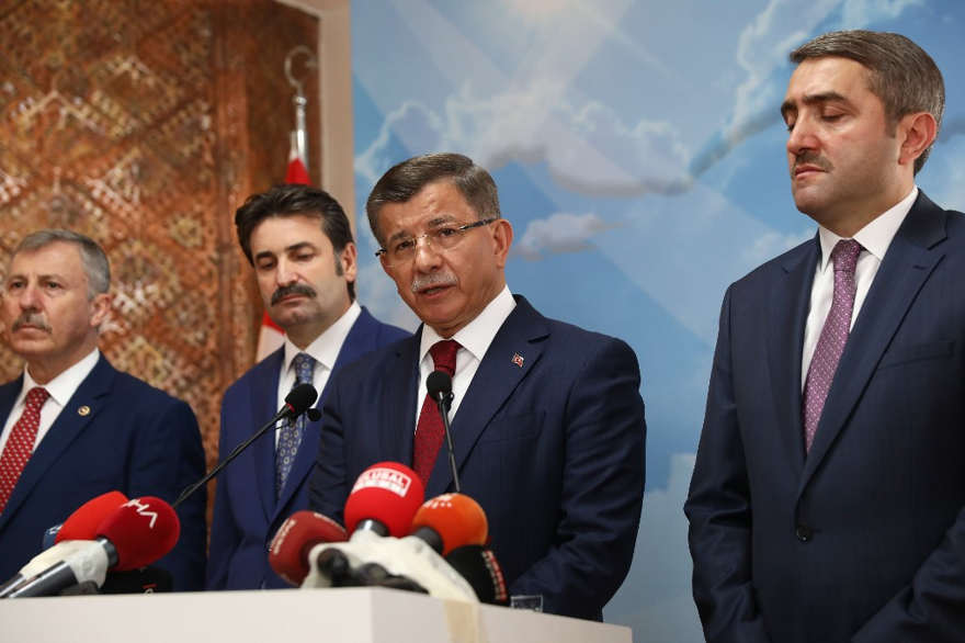 El ex primer ministro turco Ahmet Davutoglu (2ndR) celebra una conferencia de prensa en su oficina en Ankara el 13 de septiembre de 2019, para anunciar que lanzará un nuevo movimiento político en el último desafío al presidente Recep Tayyip Erdogan de sus antiguos aliados. (Adem ALTAN / AFP)