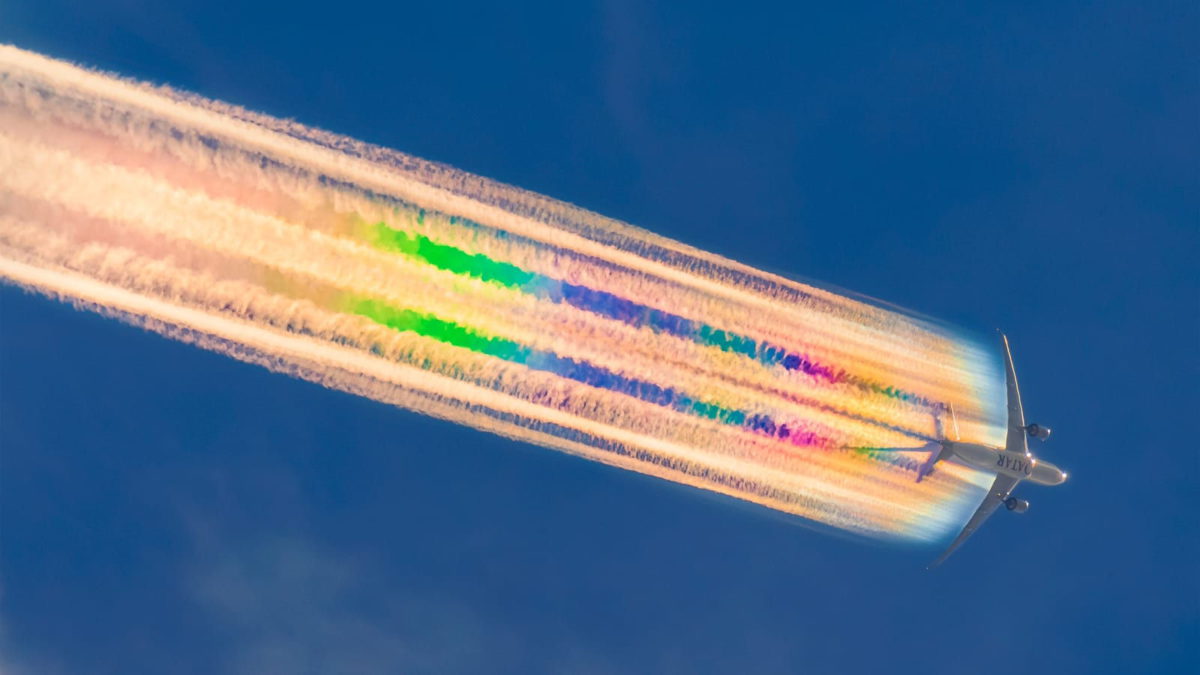 Fotógrafo captura los senderos tecnicolor de los aviones