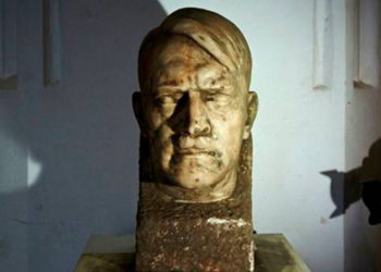 Busto del genocida Adolf Hitler hallado en el sótano del Senado francés