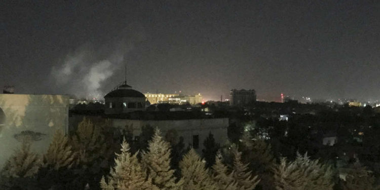 Una columna de humo se eleva cerca de la embajada de Estados Unidos en Kabul, Afganistán, el miércoles | Foto: AP / Cara Anna