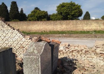 Esta fotografía de la Asociación Mutua Israelita Argentina muestra daños en un cementerio judío en La Tablada, Argentina, que fue destruido el 28 de septiembre de 2019. (AMIA)