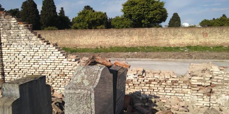 Esta fotografía de la Asociación Mutua Israelita Argentina muestra daños en un cementerio judío en La Tablada, Argentina, que fue destruido el 28 de septiembre de 2019. (AMIA)