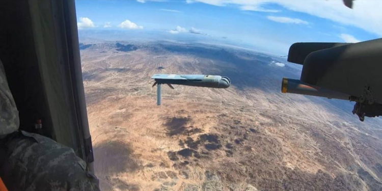 Ejército de EE.UU. prueba un nuevo dron lanzado desde un helicóptero