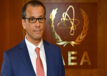 El Director General interino de la Agencia Internacional de Energía Atómica, OIEA, Cornel Feruta de Rumania espera el inicio de la reunión de la junta de gobernadores del OIEA en el Centro Internacional en Viena, Austria, el 1 de agosto de 2019. (Ronald Zak / AP)